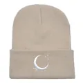 Berretto in maglia beige con ricamo di luna e stelle e design con risvolto - Beige
