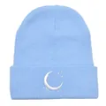 Berretto in maglia azzurro con ricamo luna e stelle sul bordo risvoltato - Celeste