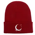 Berretto in maglia rosso scuro con ricamo bianco di luna e stelle e risvolto classico - Borgogna