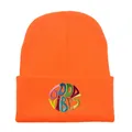 Leuchtend orangefarbene Winterstrickmütze mit farbiger GOOD VIBES Slogan-Stickerei - Orangerot