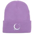 Berretto in maglia lilla con ricamo di luna e stelle bianche su sfondo bianco - Viola Chiaro