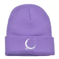Berretto in maglia viola chiaro con ricamo bianco di luna e stelle sul bordo risvoltato - Viola Medio