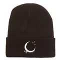 Berretto in maglia marrone scuro con ricamo bianco di luna crescente e motivi stellari - caffè