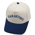 Λεπτομερής κοντινή λήψη κεντήματος San Antonio σε δίχρωμο βαμβακερό καπέλο - M / Μπεζ/Ναυτικό Μπλε