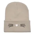 Berretto in maglia beige con ricamo a baffi di gatto e cuore bianco sulla fronte - Taglia unica / Beige
