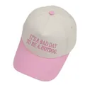 Tweekleurige baseballpet in crème en roze met It’s a Bad Day to be a Hotdog borduursel - M (56-58cm) / Roze