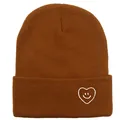 Détail de la broderie cœur smiley blanc sur bonnet en maille marron à revers - Taille unique / Couleur caramel