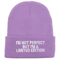 Lila Strickmütze mit weißer I'M NOT PERFECT Bestickung auf minimalistischem weißem Grund - 54-60cm Elastisch / Hellviolett