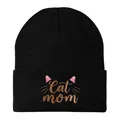 Dettaglio del berretto in maglia nera con ricamo Cat Mom e motivo orecchie di gatto rosa - Mamma Gatto / Nero