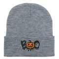 Détail de la broderie BOO et du motif citrouille sur bonnet gris pour Halloween - Citrouille Gris Clair Chiné