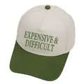 Κοντινό πλάνο του πράσινου κεντήματος Expensive & Difficult σε καπέλο τύπου trucker - M (56-58cm) / Πράσινο του Στρατού