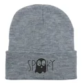 Gros plan sur la broderie fantôme Spooky du bonnet en maille grise avec détails - Fantôme Gris Clair Chiné