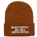 Nahaufnahme der weißen Stickerei auf der dunkelbraunen gerippten Strickmütze Beanie - 54-60cm Elastisch / Karamellbraun