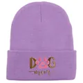 Dettaglio del berretto viola con ricamo 3D Dog Mom e motivo a zampa rosa - Mamma di Cane / Viola Chiaro