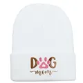 Dettaglio del berretto in maglia bianca con ricamo DOG mom e impronta di zampa rosa - Mamma di Cane / Bianco