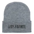 Dettaglio del ricamo God's Favorite su un berretto in maglia grigio chiaro con texture a coste - 54-60cm / Grigio Melange Chiaro