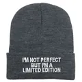 Dunkelgraue Beanie mit I'M NOT PERFECT Bestickung, stylische Herbst-Winter-Mütze - 54-60cm Elastisch / Dunkles Heidegrau