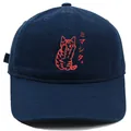 Berretto da baseball in cotone blu scuro con ricamo a gatto rosso e testo giapponese - M / Blu navy