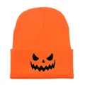 Berretto in maglia arancione con ricamo nero viso di zucca di Halloween sul risvolto - 54-60cm / Arancione