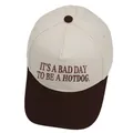 Retro tweekleurige baseballpet in gebroken wit en bruin met It's A Bad Day To Be A Hotdog borduursel - M (56-58cm) / koffiekleur