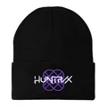 Dettaglio del ricamo HUNTRVX e del motivo geometrico viola sul berretto in maglia - Stile HUNTRVX / Nero con lettere bianche