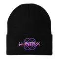 Berretto nero in maglia con ricamo HUNTRVX rosa e motivo geometrico viola su sfondo bianco - Stile HUNTRVX / Nero Con Lettere Rosa Fucsia