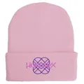 Dettaglio macro del berretto in maglia rosa con ricamo HUNTRX viola e trama a costine - Stile HUNTRX / Rosa Con Lettere Rosa Fucsia