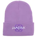 Lavendelfarbene Strickmütze mit weißer HUNTRX Stickerei und Rippenmuster auf weißem Hintergrund - Hellviolett