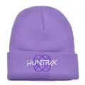 Lila K-POP Strickmütze mit HUNTRVX-Stickerei und Rippstrick-Design für Damen - Mittellila