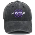 Dettaglio del ricamo HUNTRVX su un cappellino da baseball vintage in cotone grigio scuro - M (56-58cm) / Nero