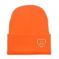 Bonnet d'hiver orange vif avec broderie smiley en forme de cœur blanc et revers - Taille unique / Orange