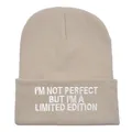 Khakifarbene Beanie mit I'M NOT PERFECT Stickerei in klassischem Strick-Design für Damen - 54-60cm Elastisch / Beige