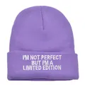 Lila Beanie mit 'I'M NOT PERFECT' Stickerei und warmer gerippter Strickstruktur - 54-60cm Elastisch / Mittleres Lila