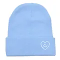 Bonnet en maille bleu clair d'hiver avec motif smiley cœur brodé en blanc - Taille unique / Bleu ciel