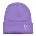 Bonnet en maille côtelée lavande avec broderie cœur souriant blanc pour un style décontracté - Taille unique / Violet Moyen