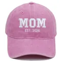 Cappello vintage in cotone lavato rosa con ricamo 3D MOM EST. 2026 in bianco elegante - M / MOM-Rosa