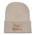 Berretto beige ricamato cat mom con graziose orecchie di gatto rosa per l'inverno - Mamma Gatto / Beige