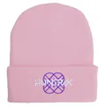 Berretto in maglia rosa con ricamo HUNTRX bianco e logo a cuore viola di tendenza - Stile HUNTRX / Rosa Con Lettere Bianche