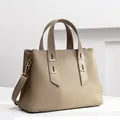 Bolso tote de piel TOGO color topo con asas dobles y detalles metálicos dorados - Gris elefante