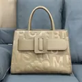 Bolso tote de cuero caqui grabado con hebilla cuadrada y textura de grano litchi - Caqui