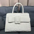 Bolso blanco con textura granulada y hebilla grande en un diseño estructurado - Blanco Roto