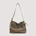 Bolso tote elegante en cuero granulado caqui con hebilla plateada y correa ajustable - Gris elefante