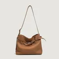 Bolso tote minimalista de cuero marrón con patrón de lichi y hebilla de metal - Marrón Cálido