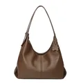 Borsa hobo chic in pelle marrone scuro con trama litchi e ciondolo a forma di orso - Cachi