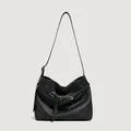 Bolso hobo minimalista en cuero granulado negro con hebilla de pasador plateada única - Negro