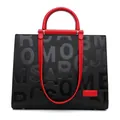 Schwarze Tragetasche mit rotem Griff und geprägten Buchstaben für einen modischen Look - Schwarz mit Rot