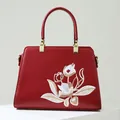 Donkerrode leren handtas met wit en goud bloemig borduurwerk en goudkleurige hardware - 28*10*20cm / Rood