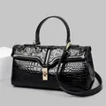 Elegante borsa tote nera in ecopelle goffrata con rilievo floreale e dettagli oro - Nero