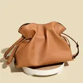 Borsa a tracolla nuvola in pelle caramello con chiusura a coulisse e dettaglio a nodo - Caramello