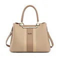 Detalle del bolso tote beige con raya marrón, herrajes dorados y textura de cuero granulado - Café con Leche